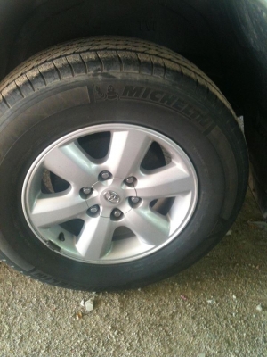 ขายล้อ วีโก้ ขอบ  17  พร้อมยาง ปี2010 ขาย  9900