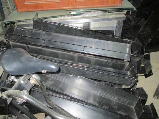 แบ่งก็ได้ครับ OKครับ ชั้นวาง  ซีดี    เหล็กหนา แข็งแรง  วางขนม  วางหนังสือขายก็ได้