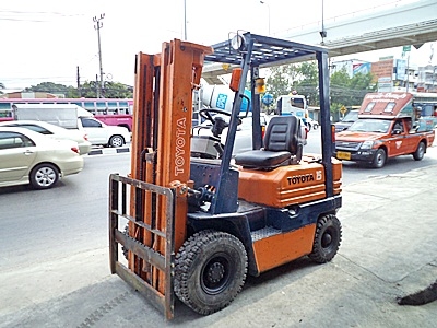 ขายรถยกโตโยต้า 1.5 ตัน รุ่น5 เครื่องเบนซิน   กระบอกคู่  เสาสูง 4 เมตร  เสาต่ำ ยางตันใหม่ พวงมาลัยเพาเว่อร์  สีเดิมจากนอก นำเข้าจากญี่ปุ่น ใช้งานได้ทันที ราคา180000