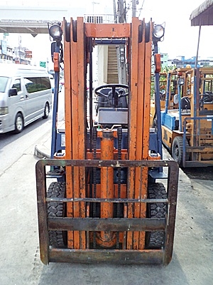 ขายรถยกโตโยต้า 1.5 ตัน รุ่น5 เครื่องเบนซิน   กระบอกคู่  เสาสูง 4 เมตร  เสาต่ำ ยางตันใหม่ พวงมาลัยเพาเว่อร์  สีเดิมจากนอก นำเข้าจากญี่ปุ่น ใช้งานได้ทันที ราคา180000