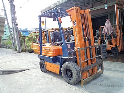 ขายรถยกโตโยต้า 1.5 ตัน รุ่น5 เครื่องเบนซิน   กระบอกคู่  เสาสูง 4 เมตร  เสาต่ำ ยางตันใหม่ พวงมาลัยเพาเว่อร์  สีเดิมจากนอก นำเข้าจากญี่ปุ่น ใช้งานได้ทันที ราคา180000