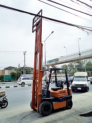 ขายรถยกโตโยต้า 1.5 ตัน รุ่น5 เครื่องเบนซิน   กระบอกคู่  เสาสูง 4 เมตร  เสาต่ำ ยางตันใหม่ พวงมาลัยเพาเว่อร์  สีเดิมจากนอก นำเข้าจากญี่ปุ่น ใช้งานได้ทันที ราคา180000