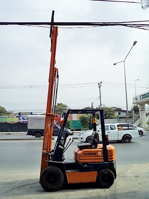 ขายรถยกโตโยต้า 1.5 ตัน รุ่น5 เครื่องเบนซิน   กระบอกคู่  เสาสูง 4 เมตร  เสาต่ำ ยางตันใหม่ พวงมาลัยเพาเว่อร์  สีเดิมจากนอก นำเข้าจากญี่ปุ่น ใช้งานได้ทันที ราคา180000