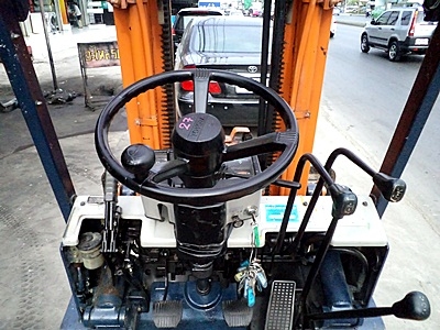 ขายรถยกโตโยต้า 1.5 ตัน รุ่น5 เครื่องเบนซิน   กระบอกคู่  เสาสูง 4 เมตร  เสาต่ำ ยางตันใหม่ พวงมาลัยเพาเว่อร์  สีเดิมจากนอก นำเข้าจากญี่ปุ่น ใช้งานได้ทันที ราคา180000