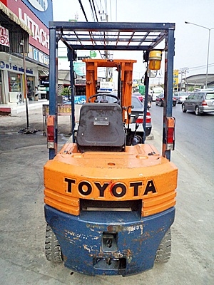 ขายรถยกโตโยต้า 1.5 ตัน รุ่น5 เครื่องเบนซิน   กระบอกคู่  เสาสูง 4 เมตร  เสาต่ำ ยางตันใหม่ พวงมาลัยเพาเว่อร์  สีเดิมจากนอก นำเข้าจากญี่ปุ่น ใช้งานได้ทันที ราคา180000