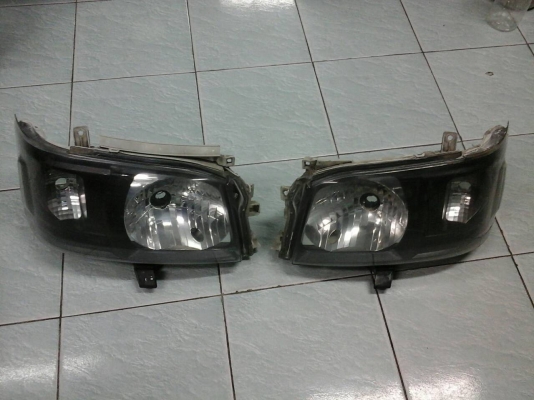 ไฟหน้ารถตู้ คอมมูเตอร์ปี06ครับ โคมดำ เผื่อโดนใจใครครับ คู่ละ1800บาทครับ TEL0890671028 อยู่แถวดอนเมืองครับ