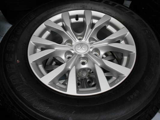 ขายล้อแม็ก New Pajero 2014 ขอบ 17 พร้อมยาง Bridgestone 265/65/17 ปลายปี 13/เทิร์นได้ ใส่ฟรี ส่งฟรีค่ะ