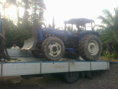 ขายใบดันหน้ารถไถFord  7ฟุต  ใบดันอย่างเดียวตัวรถAT6610อีก2วันขาย สภาพสวยสนใจ0810076640