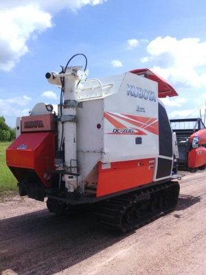 ขายรถเกี่ยวข้าวอุ้มKUBOTA DC-70G พร้อมเทรลเลอร์ ทำงาน960ชั่วโมง เครื่องดี ทำงานเร็ว เกี่ยวเร็ว สภาพพร้อมใช้งาน เอกสารพร้อมโอน สนใจโทร 090-8588220คุณนะ ID:narong498 หรือ www.truck.in.th/498 หรือfb:ณรงค์ ซื้อขายรถมือสอง (เว็บไซต์ส่วนตัว)