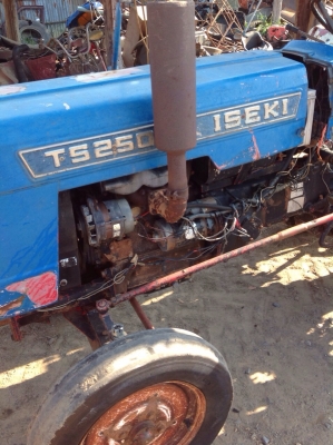 แทรกเตอร์อีชากิ 25 แรง สภาพใช้งานได้ดี มีผานหลังให้ด้วย