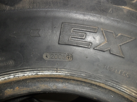 ยาง ตะขาบ 35 และ36 สวยๆ 4 เส้น ราคา 3900 บาท ยาง ตะขาบ 35 และ36 สวยๆ 4 เส้น ราคา 3900 บาท