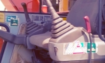 HITACHI EX120-2 Super สภาพเก่านอกครับสวยเต็ม ทำงาน 4,300 ชม. ใช้งานในไทยไม่ถึง 6 เดือนครับ ทำงานเร็วมากคล่องตัวมากๆครับ ภายในเก๋งตกแต่งครบ CD MP3 ติดฟิล์ม 3M แอร์เย็นฉ่ำ ไฟฟ้าเต็มทุกจุด หน้าจอทำงานปกติครับ ช่วงล่างโรลเลอร์แตกข้างละ 1 ลูก โซ่ใบเต็มดี 85\% พ HITACHI EX120-2 Super สภาพเก่านอกครับสวยเต็ม ทำงาน 4,300 ชม. ใช้งานในไทยไม่ถึง 6 เดือนครับ ทำงานเร็วมากคล่องตัวมากๆครับ ภายในเก๋งตกแต่งครบ CD MP3 ติดฟิล์ม 3M แอร์เย็นฉ่ำ ไฟฟ้าเต็มทุกจุด หน้าจอทำงานปกติครับ ช่วงล่างโรลเลอร์แตกข้างละ 1 ลูก โซ่ใบเต็มดี 85\% พ