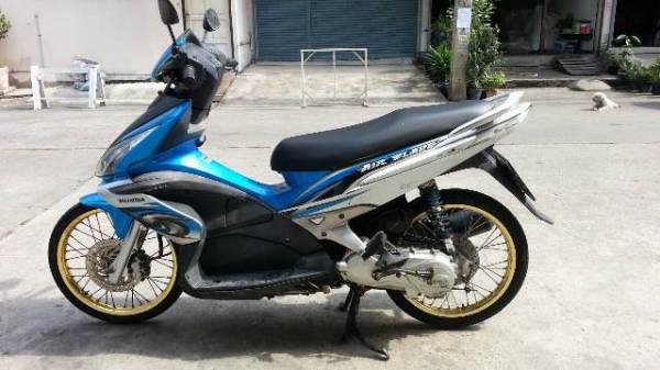 airblade น้ำเงินขาว ล้อทอง กท925 เดิมๆ วิ่งน้อย