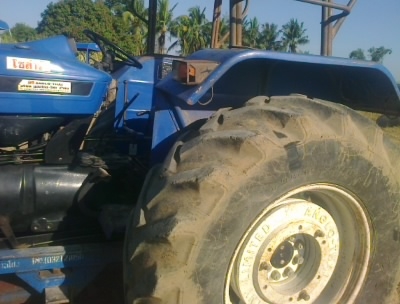 ขายรถไถ  FORD  รุ่น6610 AT 4X4 รถปี07   คานหน้าคาลาโล่ สนใจ0810076640