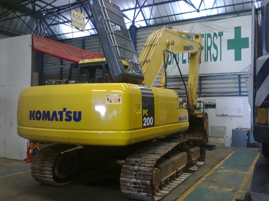 รถขุด Komatsu PC200-7 เครื่องยนต์: Komatsu 6 สูบ นำเข้าจากยุโรป สนใจโทร. 080-6565422 (หนิง)