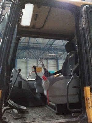 รถขุด Komatsu PC200-7 เครื่องยนต์: Komatsu 6 สูบ นำเข้าจากยุโรป สนใจโทร. 080-6565422 (หนิง)