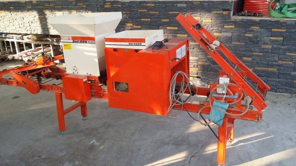 เครื่องโรยเมล็ด KUBOTA เก่าญี่ปุ่น รุ่น SR20KD สภาพสวยพร้อมใช้งาน แบบใช้มอเตอร์ขับเคลื่่อนตัว เครื่องโรยเมล็ด KUBOTA เก่าญี่ปุ่น รุ่น SR20KD สภาพสวยพร้อมใช้งาน แบบใช้มอเตอร์ขับเคลื่่อนตัว