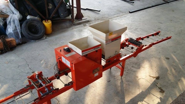 เครื่องโรยเมล็ด KUBOTA เก่าญี่ปุ่น รุ่น SR20KD สภาพสวยพร้อมใช้งาน แบบใช้มอเตอร์ขับเคลื่่อนตัว เครื่องโรยเมล็ด KUBOTA เก่าญี่ปุ่น รุ่น SR20KD สภาพสวยพร้อมใช้งาน แบบใช้มอเตอร์ขับเคลื่่อนตัว