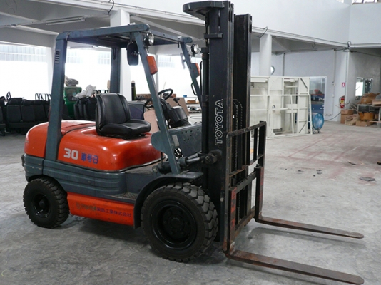 ขายรถโฟล์คลิฟท์มือสอง toyota รุ่น 6fd30 ราคา 399,000 บาท นำเข้าจากประเทศญี่ปุ่น 100\% ไม่เคยใช้งานในไทย