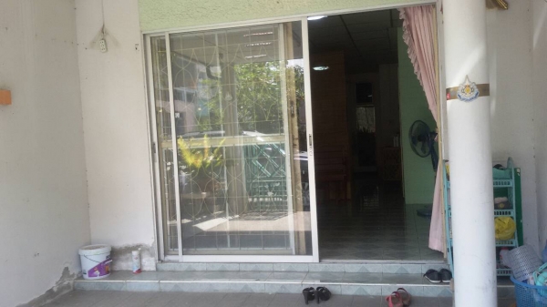 ขายทาวน์เฮ้าส์ ลาดกระบังใกล้สุวรรณภูมิ เนื้อที่ 25 ตรว หลังมุม