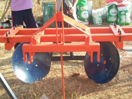 ผานยกร่องใส่รถไถหลายรุ่นราคาย่อมเยาครับ