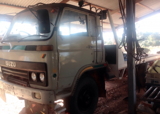 ISUZU JCM 145 HP 6BB1 สิบล้อเพลาเดียว เทรลเลอร์ท้ายลาดขึ้นแบ็คโฮร PC 120,PC 150 ได้เลยครับ เครื่องแรงดีมากไม่มีเยิ้ม หัวเก๋งไม่มีผุภายในเก๋งสวยครบ พวงมาลัยเพาเวอร์ ช่วงล่างเดิมๆคัชซีไม่มีผุไม่มีแตก ยางสภาพดี 60\% พร้อมใช้งานได้เลยไม่มีปัญหา เอกสารทะเบียนคร