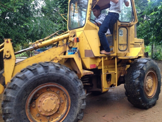 รถตักล้อยางเลี้ยวเอว 910(80U8875)เก๋งตู้ รถสภาพดี เดิม แน่นๆ มีเล่มทะเบียน..