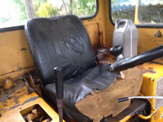 รถตักล้อยางเลี้ยวเอว 910(80U8875)เก๋งตู้ รถสภาพดี เดิม แน่นๆ มีเล่มทะเบียน..