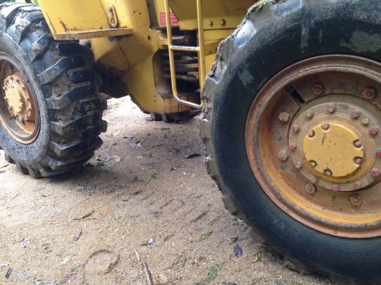 รถตักล้อยางเลี้ยวเอว 910(80U8875)เก๋งตู้ รถสภาพดี เดิม แน่นๆ มีเล่มทะเบียน..