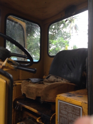 รถตักล้อยางเลี้ยวเอว 910(80U8875)เก๋งตู้ รถสภาพดี เดิม แน่นๆ มีเล่มทะเบียน..