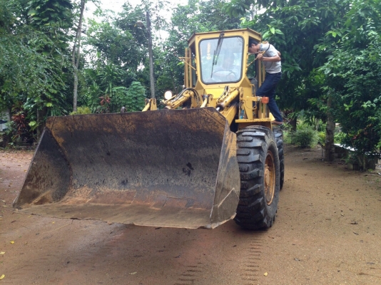 รถตักล้อยางเลี้ยวเอว 910(80U8875)เก๋งตู้ รถสภาพดี เดิม แน่นๆ มีเล่มทะเบียน..