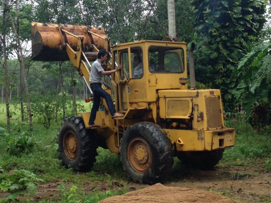 รถตักล้อยางเลี้ยวเอว 910(80U8875)เก๋งตู้ รถสภาพดี เดิม แน่นๆ มีเล่มทะเบียน..