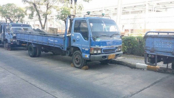 ขายรถบรรทุก6ล้อ อีซูซุ NQR ออกป้ายแดง รถประมาณ12ปี 140แรงม้า ยาว5.5 เมตร (ขาย 2 คัน)