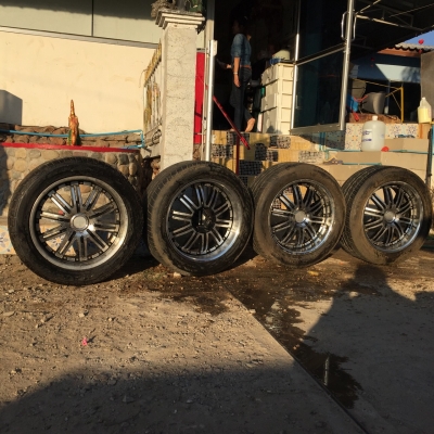 ต้องการแลกล้อแม็กน็อต5รูขอบ15