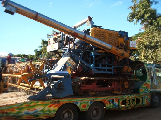 ขายรถเกี่ยวข้าว พรกินรี อุ้ม 2 ตัน เครื่องยนต์ HINO HO7D 195 แรงม้า ปั้มไดกิ้นส์เบอร์ 22 สภาพดีพร้อมใช้งาน