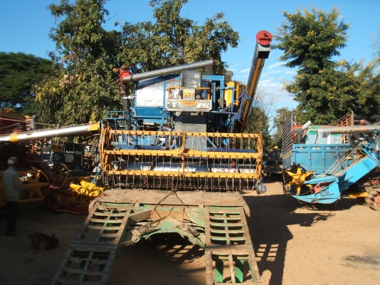 ขายรถเกี่ยวข้าว พรกินรี อุ้ม 2 ตัน เครื่องยนต์ HINO HO7D 195 แรงม้า ปั้มไดกิ้นส์เบอร์ 22 สภาพดีพร้อมใช้งาน