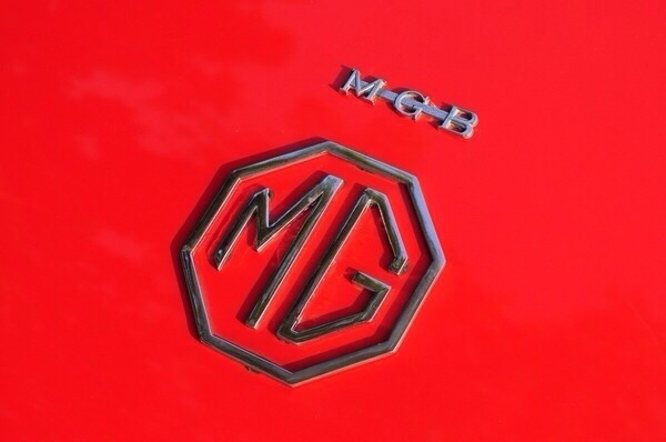 รถคลาสสิค MGB 1963เปิดประทุนครับ เดิมทุกอย่างเว้นเครื่อง ยี่ห้อ : MG รุ่น : Classic.ปี : 1967สี : แดง เกียร์ : ธรรมดา ชนิดเครื่องยนต์ : เบนซิน รถสภาพสวยมาก  จอดที่กทม  สภาพดีมาก พร้อมใช้งานทะเบียนเดิม  หารถแบบนี้ไม่มีอีกแล้ว   ขายรถ คลาสสิค เก่า บริการ ซื