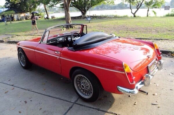 รถคลาสสิค MGB 1963เปิดประทุนครับ เดิมทุกอย่างเว้นเครื่อง ยี่ห้อ : MG รุ่น : Classic.ปี : 1967สี : แดง เกียร์ : ธรรมดา ชนิดเครื่องยนต์ : เบนซิน รถสภาพสวยมาก  จอดที่กทม  สภาพดีมาก พร้อมใช้งานทะเบียนเดิม  หารถแบบนี้ไม่มีอีกแล้ว   ขายรถ คลาสสิค เก่า บริการ ซื