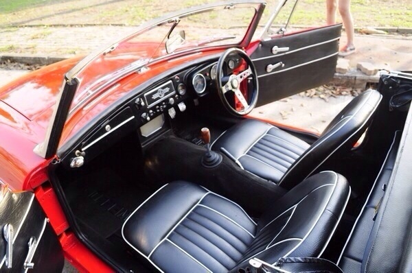 รถคลาสสิค MGB 1963เปิดประทุนครับ เดิมทุกอย่างเว้นเครื่อง ยี่ห้อ : MG รุ่น : Classic.ปี : 1967สี : แดง เกียร์ : ธรรมดา ชนิดเครื่องยนต์ : เบนซิน รถสภาพสวยมาก  จอดที่กทม  สภาพดีมาก พร้อมใช้งานทะเบียนเดิม  หารถแบบนี้ไม่มีอีกแล้ว   ขายรถ คลาสสิค เก่า บริการ ซื