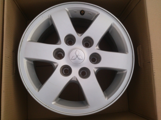 ขายแม็กมิตซูบิชิ  ปาเจโร่ 6 รูขอบ16 จำนวน 4 วง พร้อมน๊อตแท้ 24 ตัว