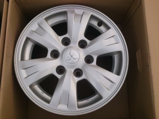 ขายแม็กมิตซูบิชิ  ไทรทัน 6 รูขอบ16 จำนวน 4 วง พร้อมน๊อตแท้ 24 ตัว