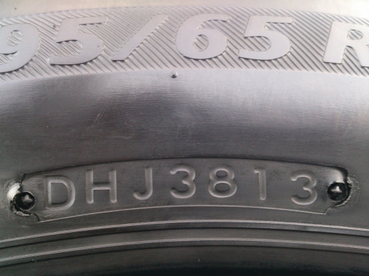 ขายยางบริดสโตน อีโคเปีย 195/65R15 ยางสัปดาห์ที่38ปี13 ดอกยางเต็มนิ่มลึกเท่ากันไม่ร้าวไม่แตกลาย(ไม่มีปะ) จำนวน 1 ชุด