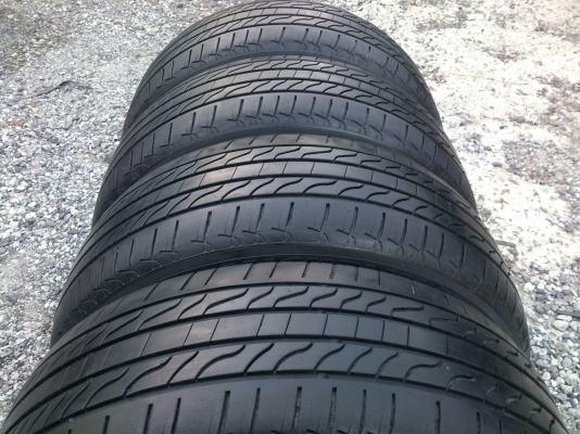ขายยางมิชลิน 215/60R16 ยางสัปดาห์ที่09ปี13 ดอกยางสวยๆ จำนวน 1 ชุด
