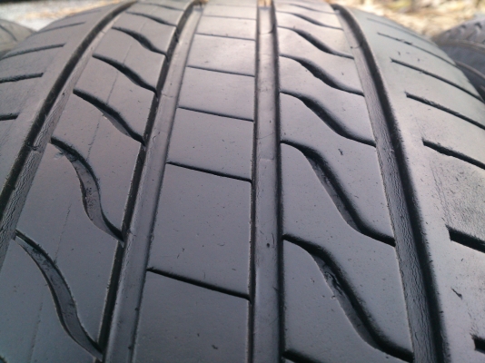 ขายยางมิชลิน 215/60R16 ยางสัปดาห์ที่09ปี13 ดอกยางสวยๆ จำนวน 1 ชุด