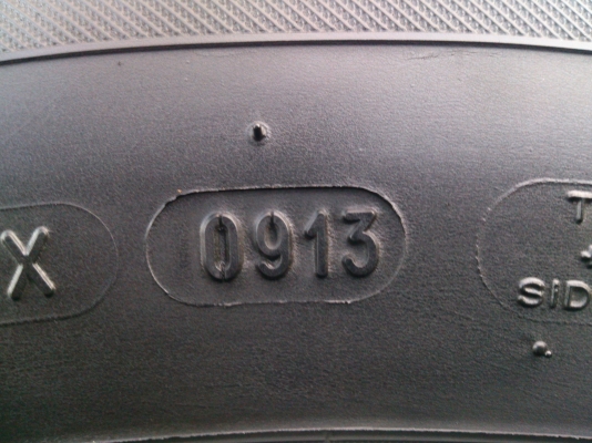 ขายยางมิชลิน 215/60R16 ยางสัปดาห์ที่09ปี13 ดอกยางสวยๆ จำนวน 1 ชุด