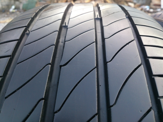 ขายยาง มิชลิน 215/60R17 ยางสัปดาห์ที่31ปี13 ดอกยางเต็มนิ่มลึกเท่ากันไม่แตกลายไม่ร้าวไม่กินข้าง(ไม่มีปะ) สวยๆ จำนวน 1 ชุด
