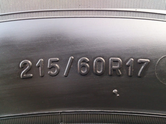 ขายยาง มิชลิน 215/60R17 ยางสัปดาห์ที่31ปี13 ดอกยางเต็มนิ่มลึกเท่ากันไม่แตกลายไม่ร้าวไม่กินข้าง(ไม่มีปะ) สวยๆ จำนวน 1 ชุด