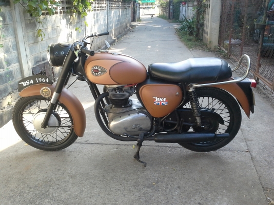 มีรถโบราณตัวเก๋าวิ่งกระจาย100กว่า bsa a50