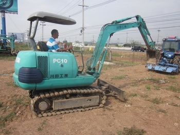 รถขุด แบคโฮ KOMATSU: PC 10-7 ใบมีดดัน ปรับได้ 4 ทิศทาง พร้อมใช้งาน