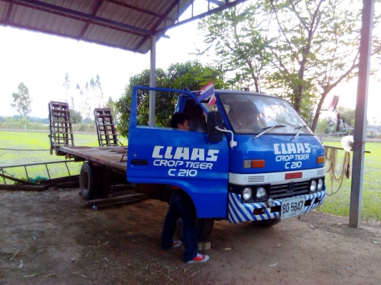 TLเครื่อง85แรง บรรทุกรถเกี่่ยวข้าวไม่มีเล่มทะเบียน